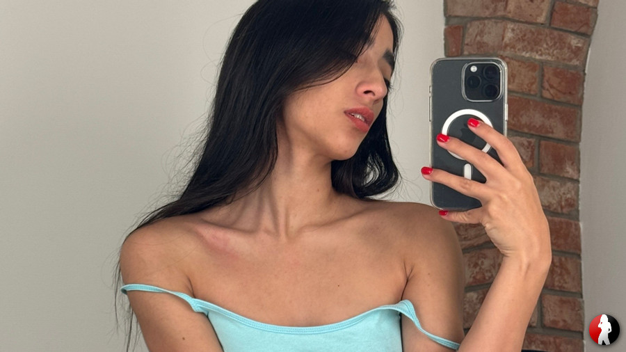 Kleiner Strip vor dem Spiegel