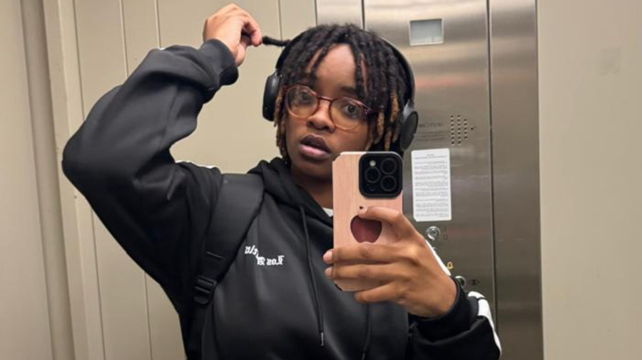 Allein im Fahrstuhl !!