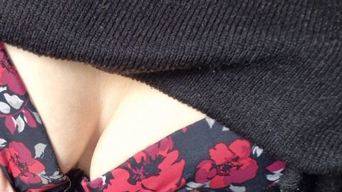 Schau mir auf die Titten und sag mir wie du sie findest ;)