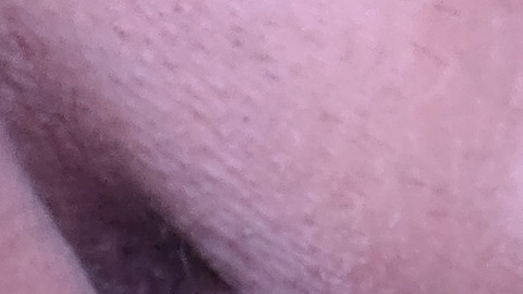Hier kannst du meine kleine Fotze sehen und all deiner Fantasie freien Lauf lassen. Willst du sehen und dir vorstellen wie du die sie leckst und deinen harten Schwanz hineinstößt.