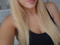Blonde Haare, blaue Augen
