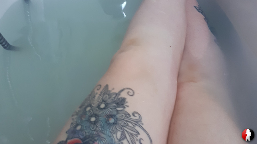 Beine, Wanne, Tattoos