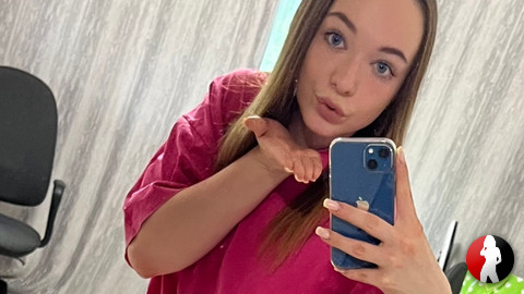 Ich bin das nette Mädchen von neben an