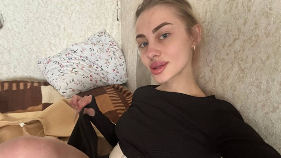 Schwarz eng anliegend und verführerisch ..