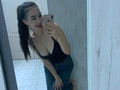 In Jeans und Träger Shirt