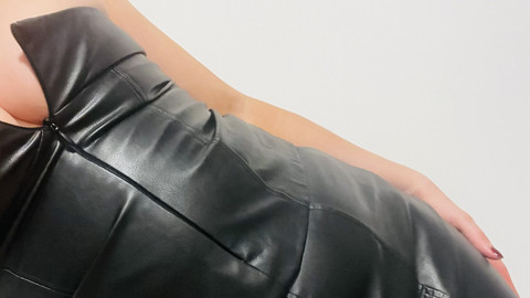 Geile Leder-outfit, und nette 75c, auch nackte Titten schauen raus aus corsage 👀 Mist