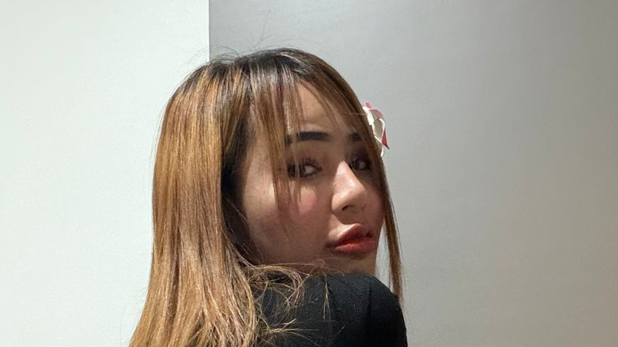 Ich Bauchfrei in kurzen Kleider