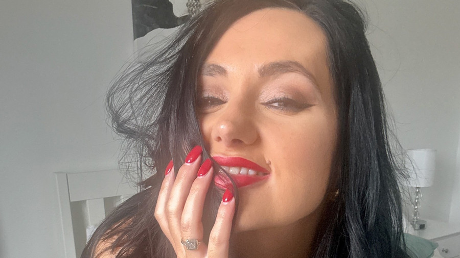 Ich warte auf dich auf meiner Bettkante.