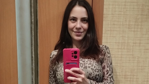 an der rechten Seite ein langer Schlitz,
hauch dünn, 
lädst du mich zum Essen ein?