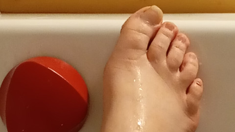 Bilder aus der Badewanne. Ihr seht meine Füße,meine Beine, mein Bauch, meine Brüste und meine Behaarung 
Ganz aktuell