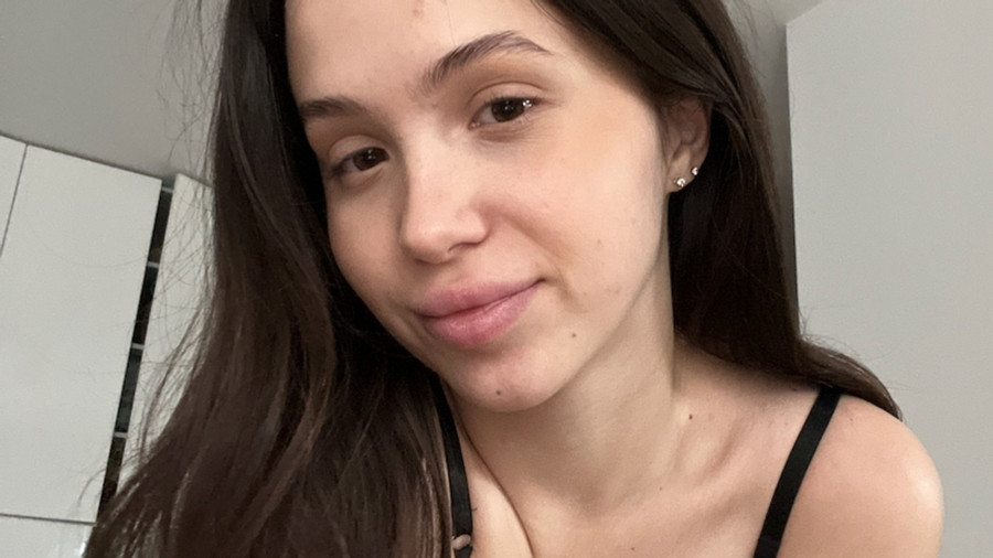 In schwarzen Dessous