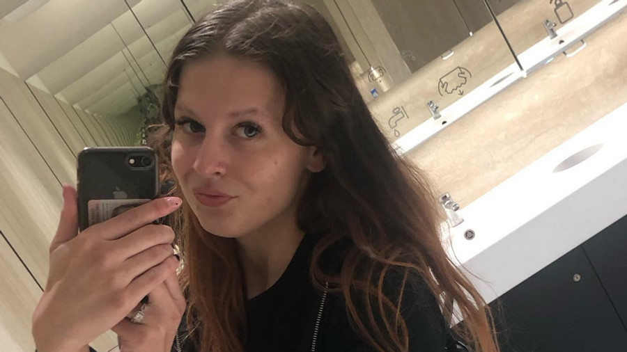 Enge und knappe Kleidung