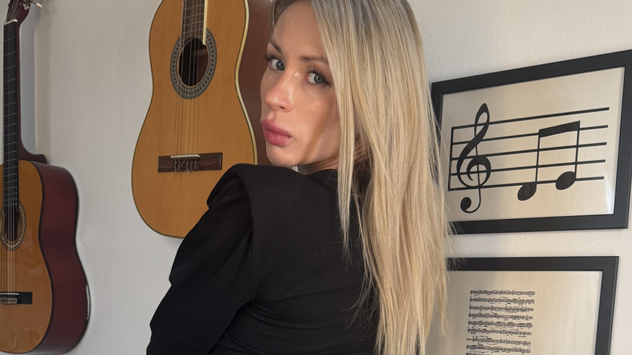 Blonde Dame in Schwarz