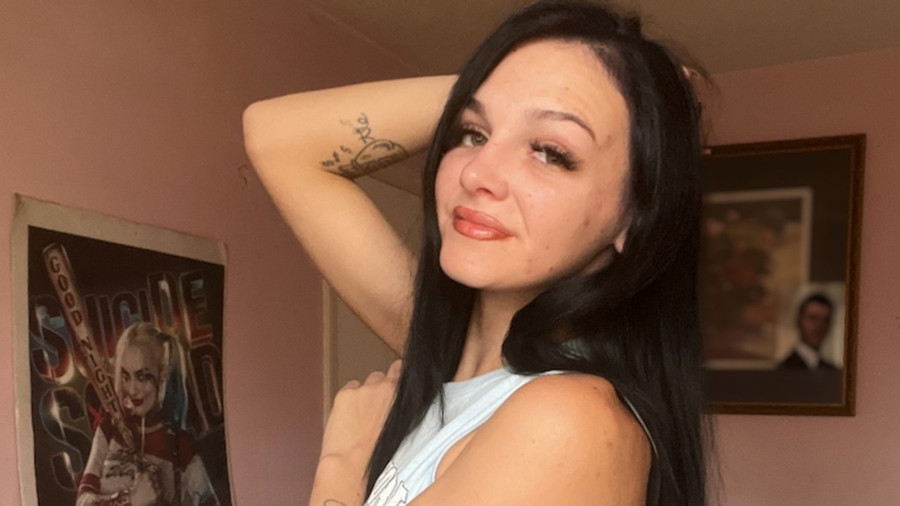 Im kurzen Höschen und engem Shirt