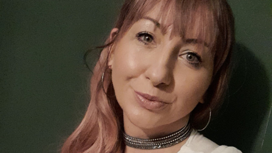 Zaghaftes Kennenlernen - erster Blickkontakt mit Jessica