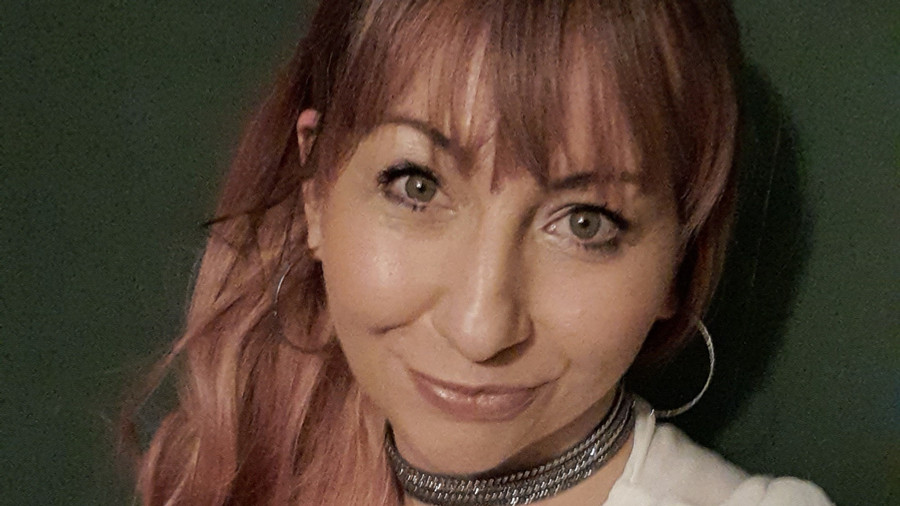 Zaghaftes Kennenlernen - erster Blickkontakt mit Jessica