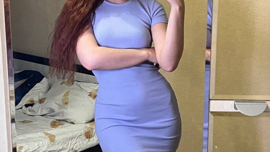 Knall eng umspielt das Kleid meinen Körper,