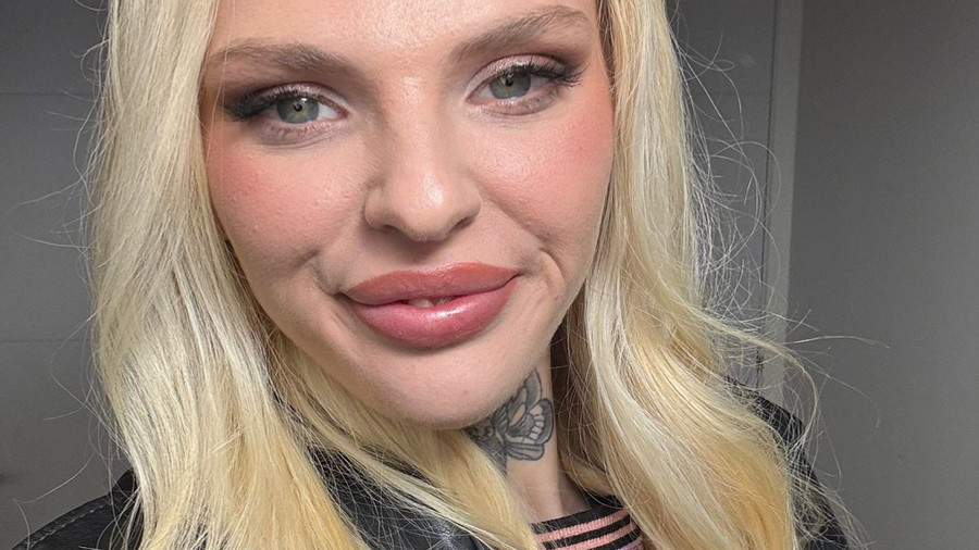 G***es blondes Fahrgestell..