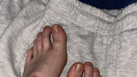 Ich creme meine Füße ein.