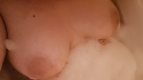 Sinnliche Stunden in der Badewanne!!😋
Willst du die Brüste in der Badewanne sehen?ich freu michüber dein Feedback
