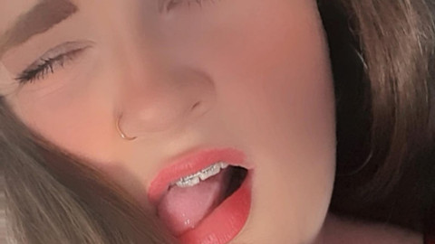 Liebst du es auch so sehr, es mir so richtig von hinten zu besorgen? 
Hier ein kleiner Einblick, mein sexy Hintern.
