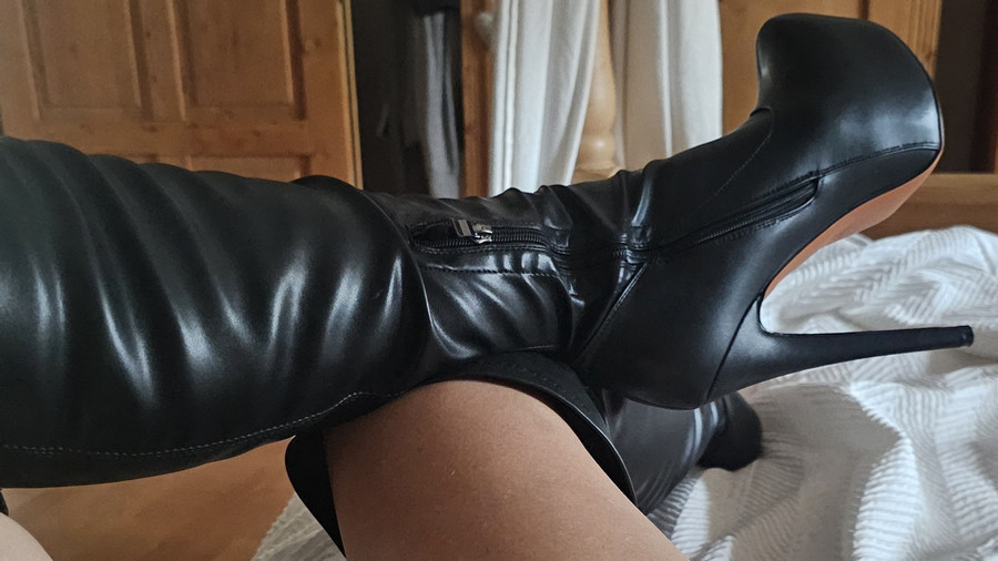 Leder, Stiefel & eine Frau, die weiß, was sie will