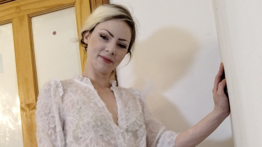 Im kurzem Röckchen und sehr offenen Bluse..