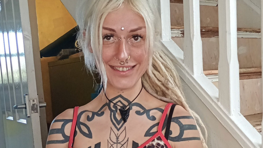 Auffallende Tattoos und Piercing