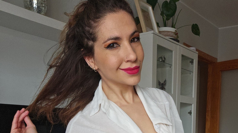 In kurzer Jean und weisser Bluse ..