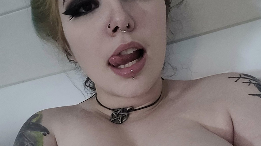 Nackt in der Badewanne