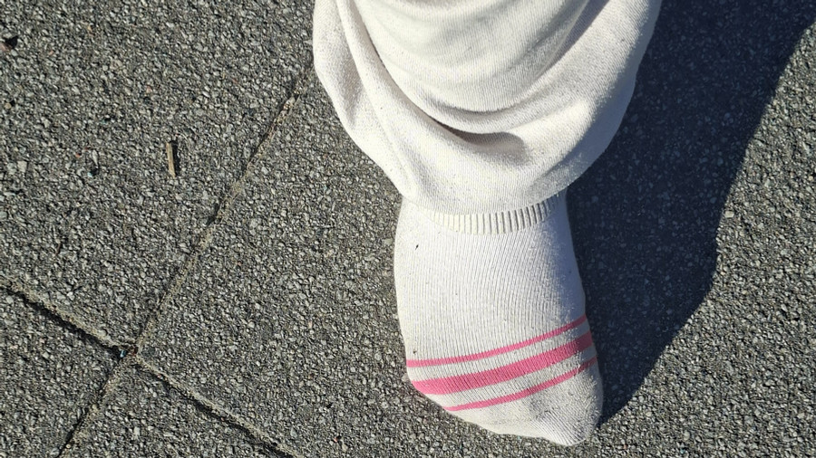 Meine Füße und Beine in Pose + ein Kussmund