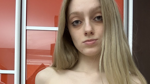 Sexy und verführerische Bilder einer engen Blondine