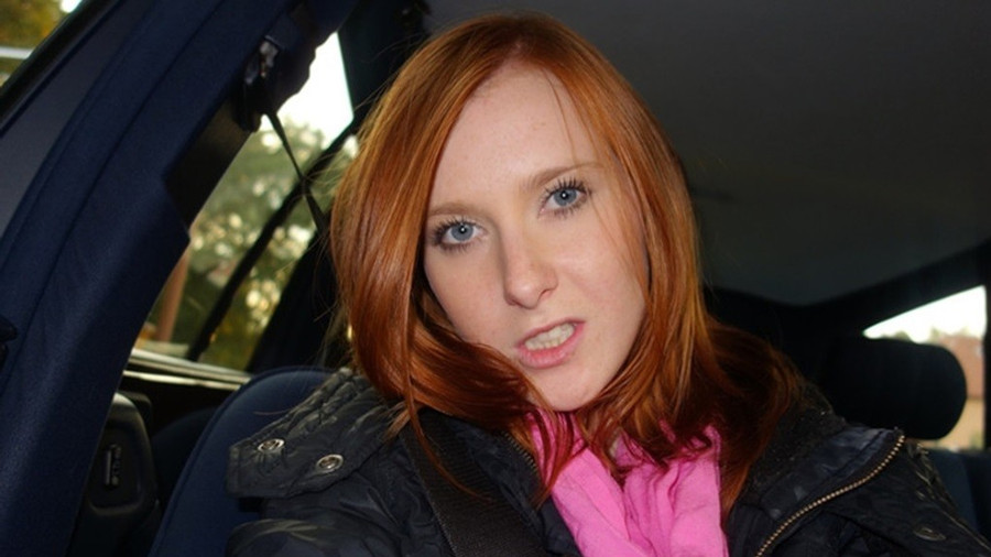 Lady beim ausziehen im Auto...