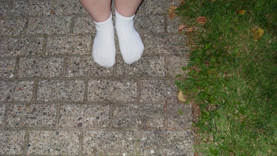 Weisse socken im gras