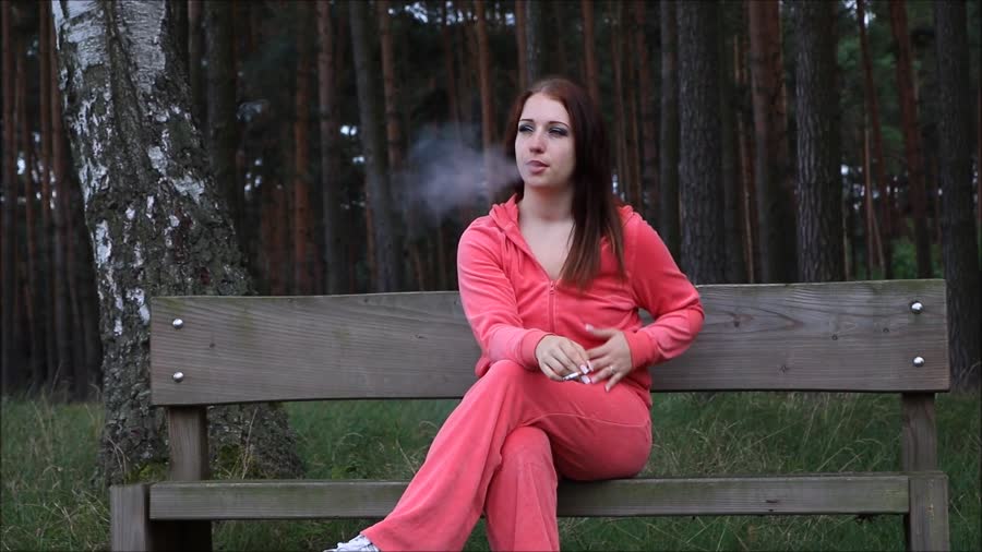 Rauchende Bitch im Park