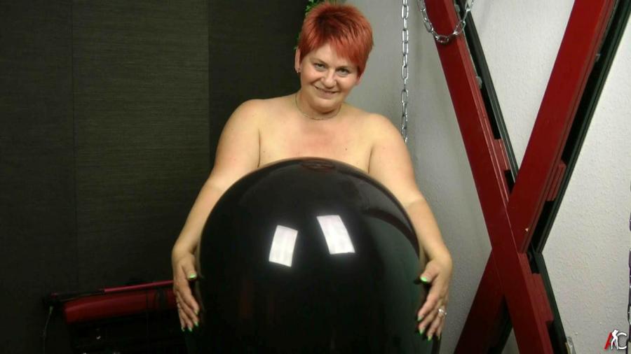 Nackt mit schwarzem Big Ballon