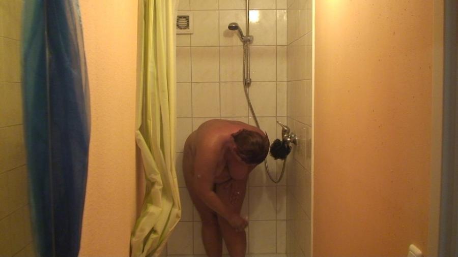 In der Dusche r****rt...