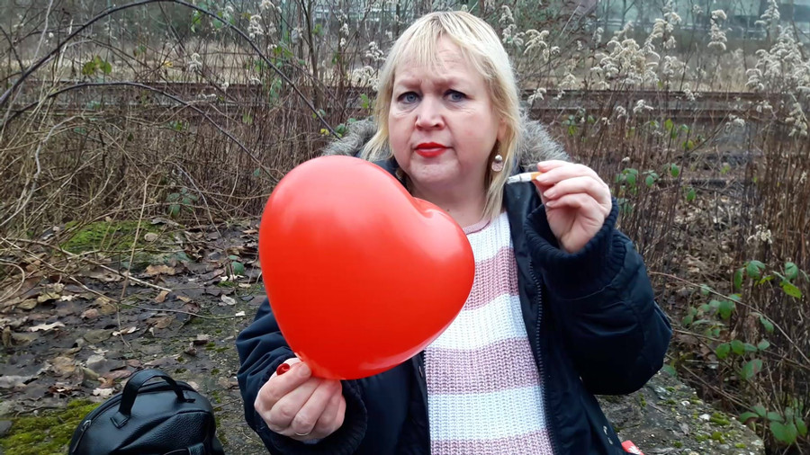 Luftballon Spiele beim rauchen - blonde Experimente