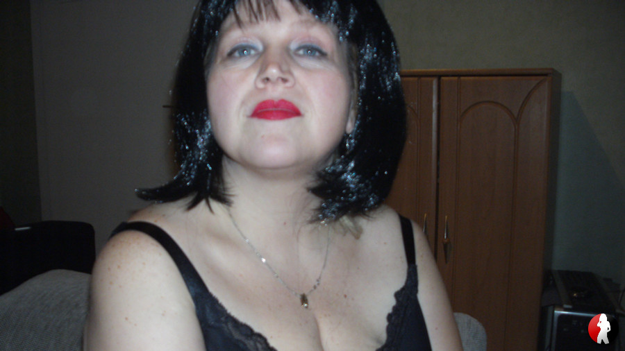 Im BH und mit Perücke