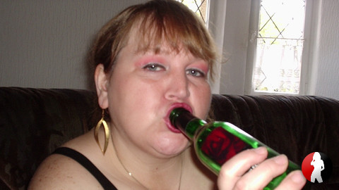 schon etwas ältere Bilder - war hier so ca 35 Jahr und mal wieder richtig geil - da ich gerade eine Flasche zur Hand habe ficke ich mich halt damit .....