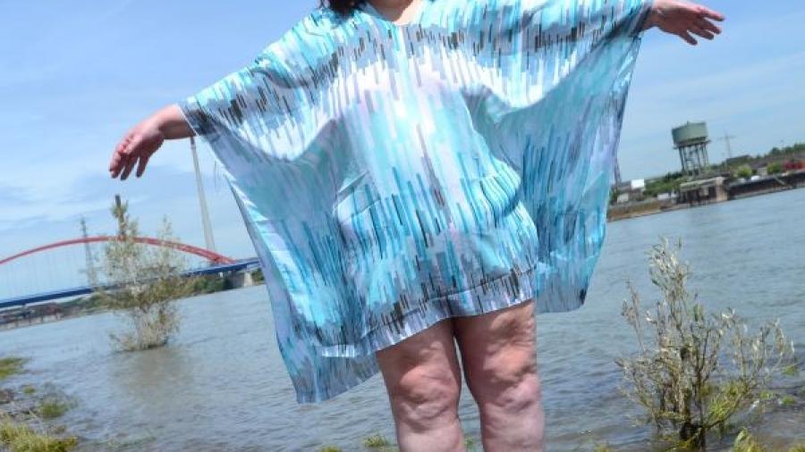 Lady im blauen Strandkleid 1