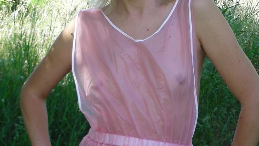 Alina im Wald in rosa PVC