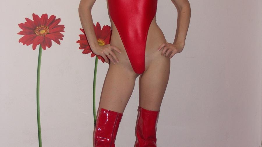 Roter Lycrasuit und Stiefel