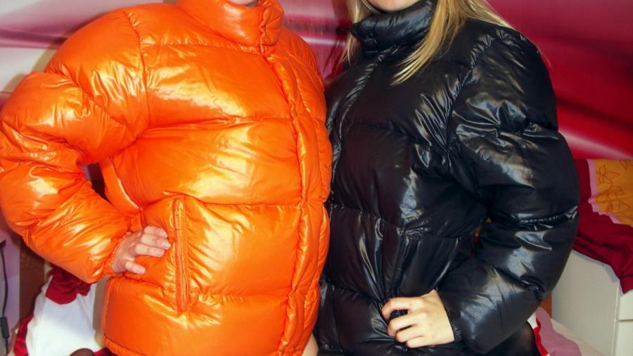 2 blondinen in Moncler