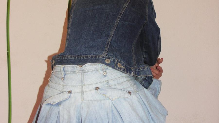 Jeans Upskirt mit Strümpfen und high heels