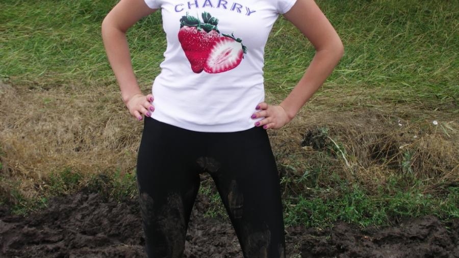 Nikki in Slinkystylez Leggins in Mud