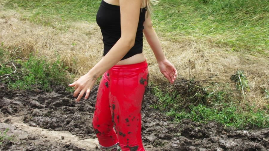 Christina in Slinkystylez Leggins in Mud