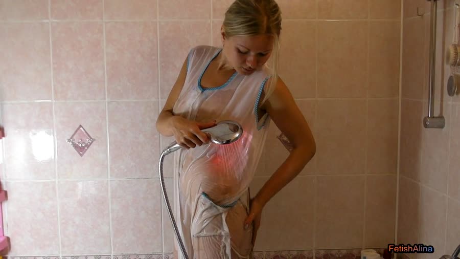 SexyChristina - Matischger Kittel in der Dusche waschen