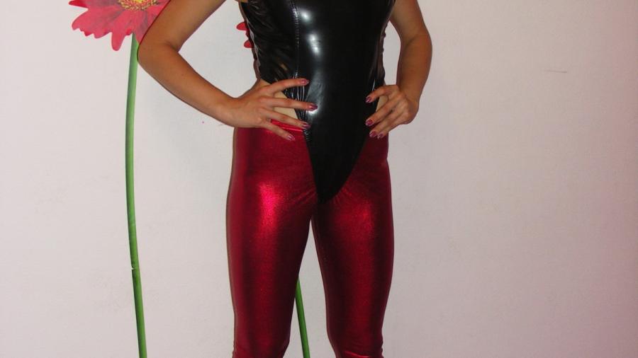 Christina in roter Spandex Leggins und Slinkystylez Body