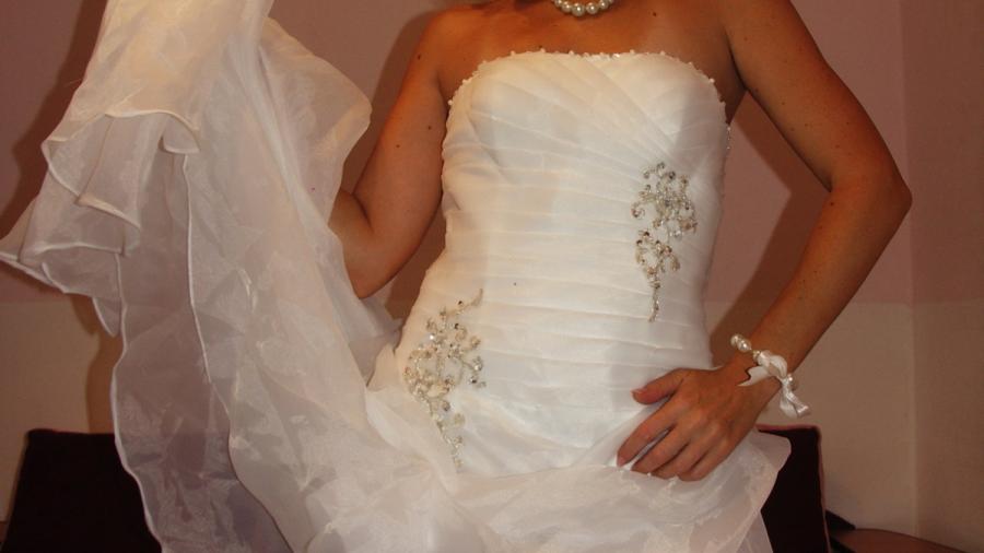 Im Brautkleid und offenen Dessous